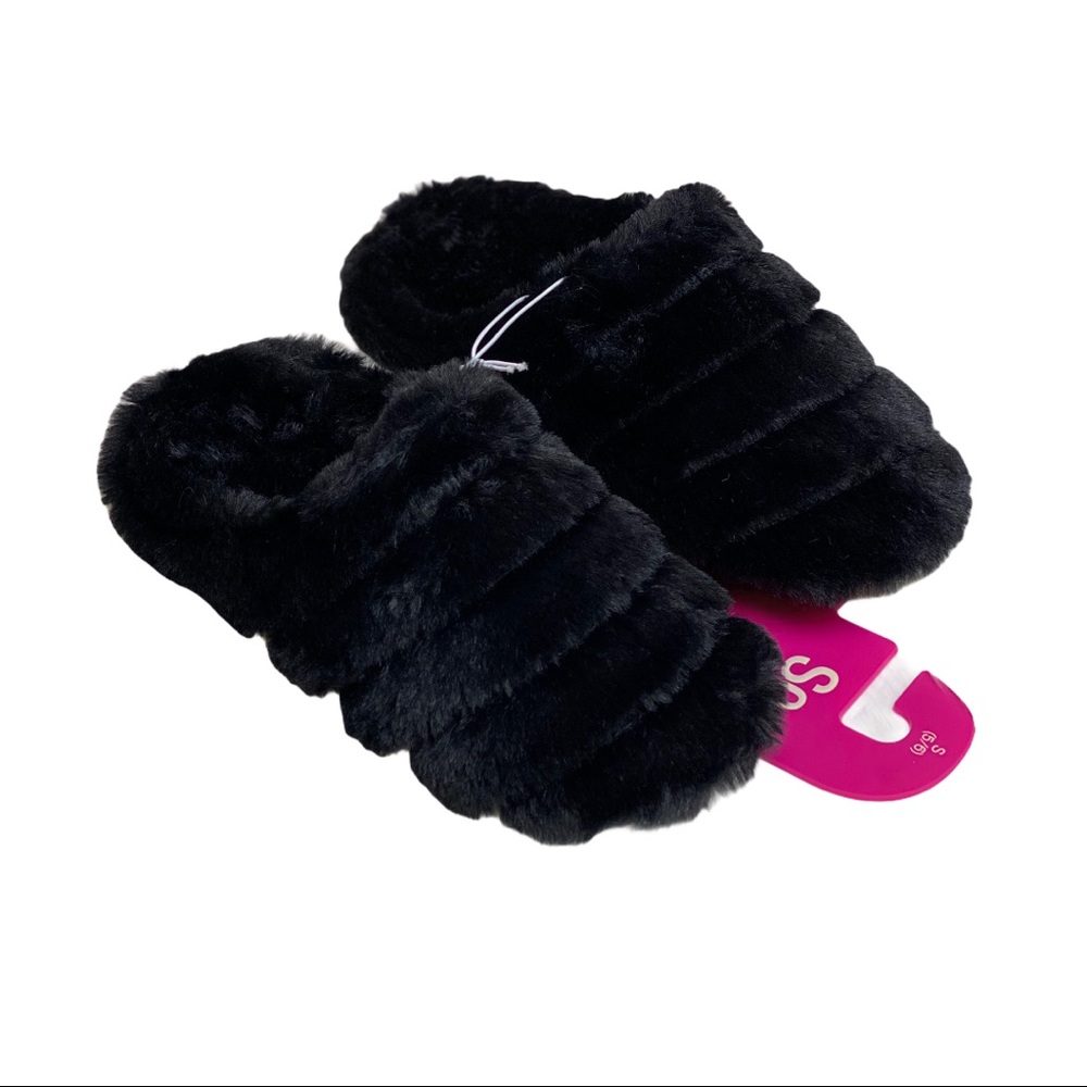 SO - COMFY BLACK SLIPPERS